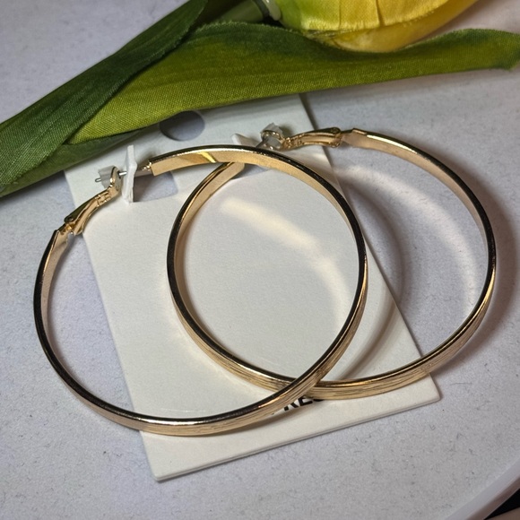 EXPRESS Gold Tone Textured Hoop Earnings - Picture 4 of 7